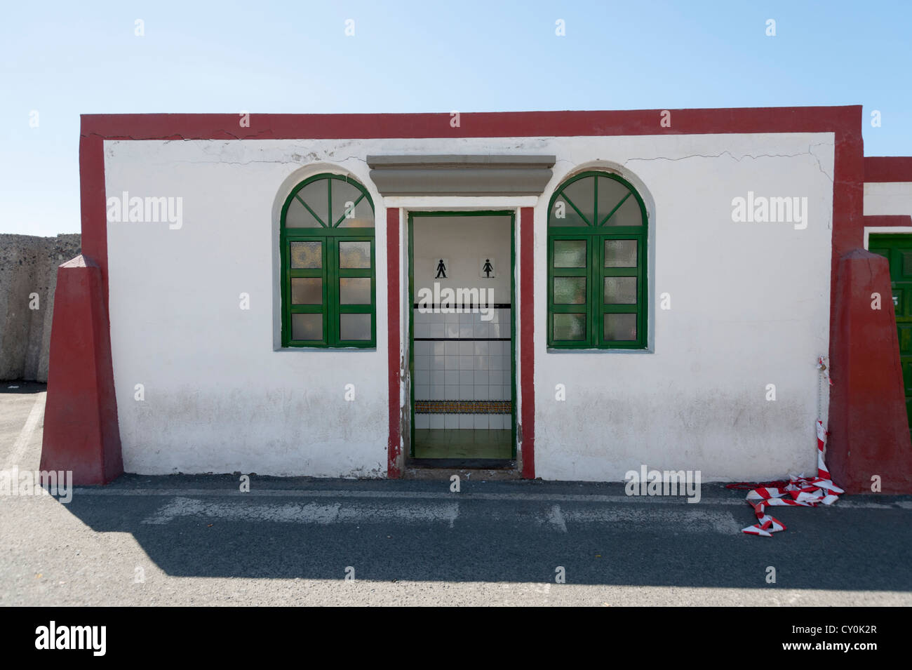 Les toilettes des hommes et des femmes sur le port de Puerto de Mogan Gran Canaria Îles Canaries Espagne Banque D'Images