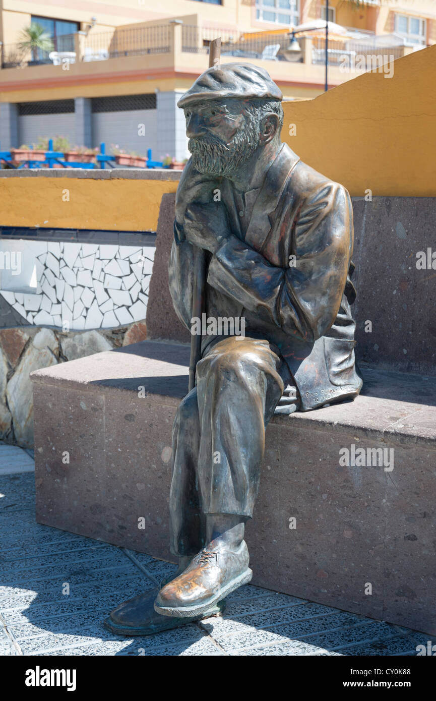 Statue d'un homme Elias Garcia Hernadez assis sur un banc à Puerto de Mogan Gran Canaria Îles Canaries Espagne Banque D'Images