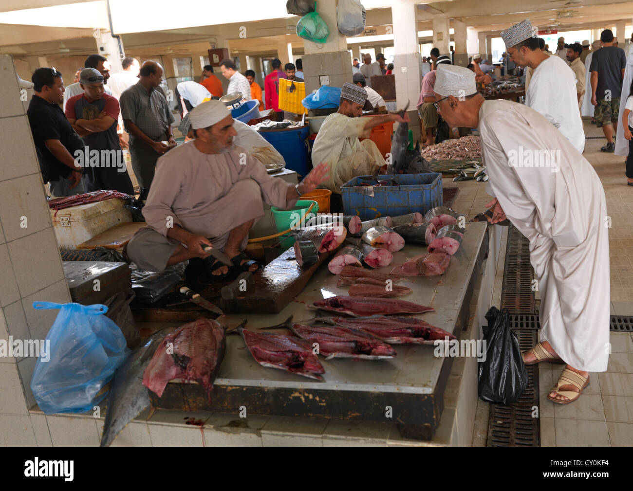Vendeur portant acheteur dans le marché aux poissons de Mascate, Oman Banque D'Images