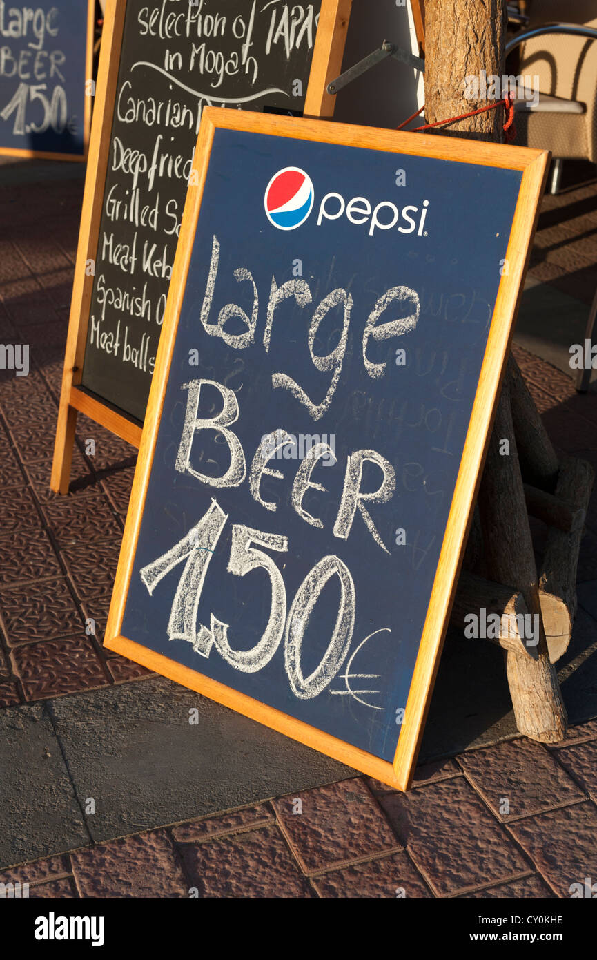Publicité signe grande bière pour 1,50 euros à Puerto Mogan Gran Canaria Îles Canaries Espagne Banque D'Images