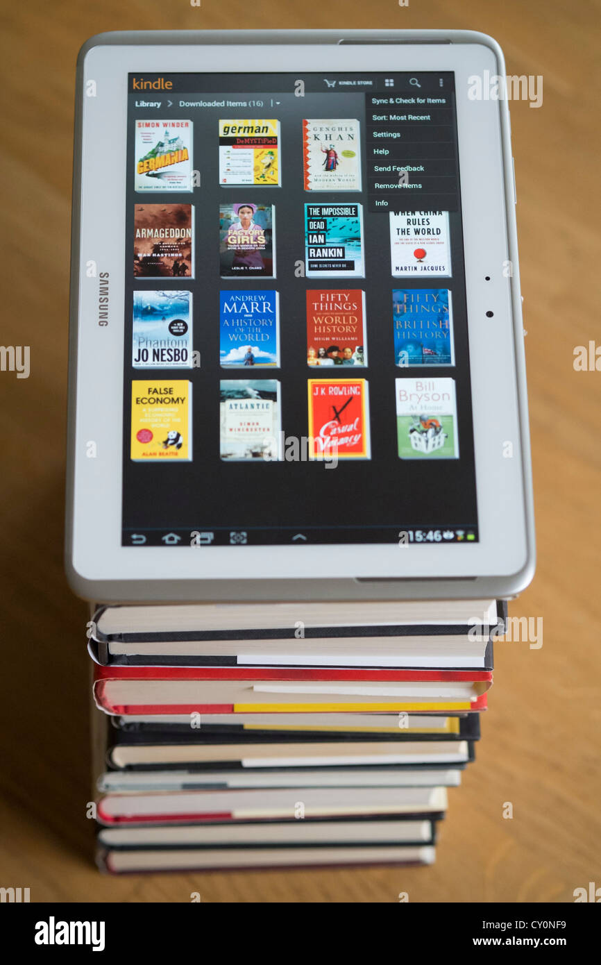 Tablette Samsung Galaxy Note 10 ordinateur avec kindle e-book library  application et pile de livres papier brochée traditionnels Photo Stock -  Alamy