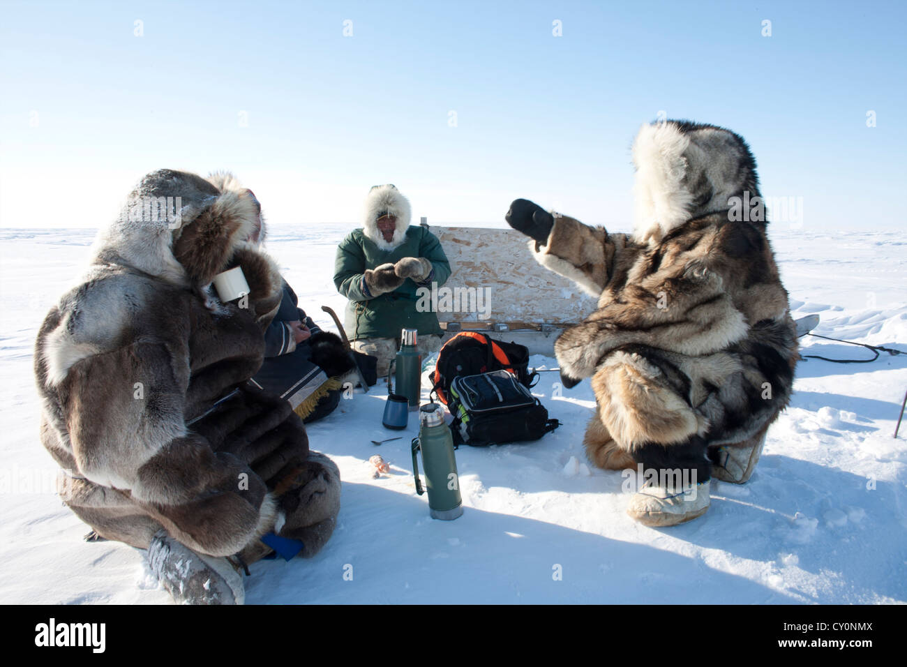 Les Inuits sont la chasse sur l'northpole Banque D'Images