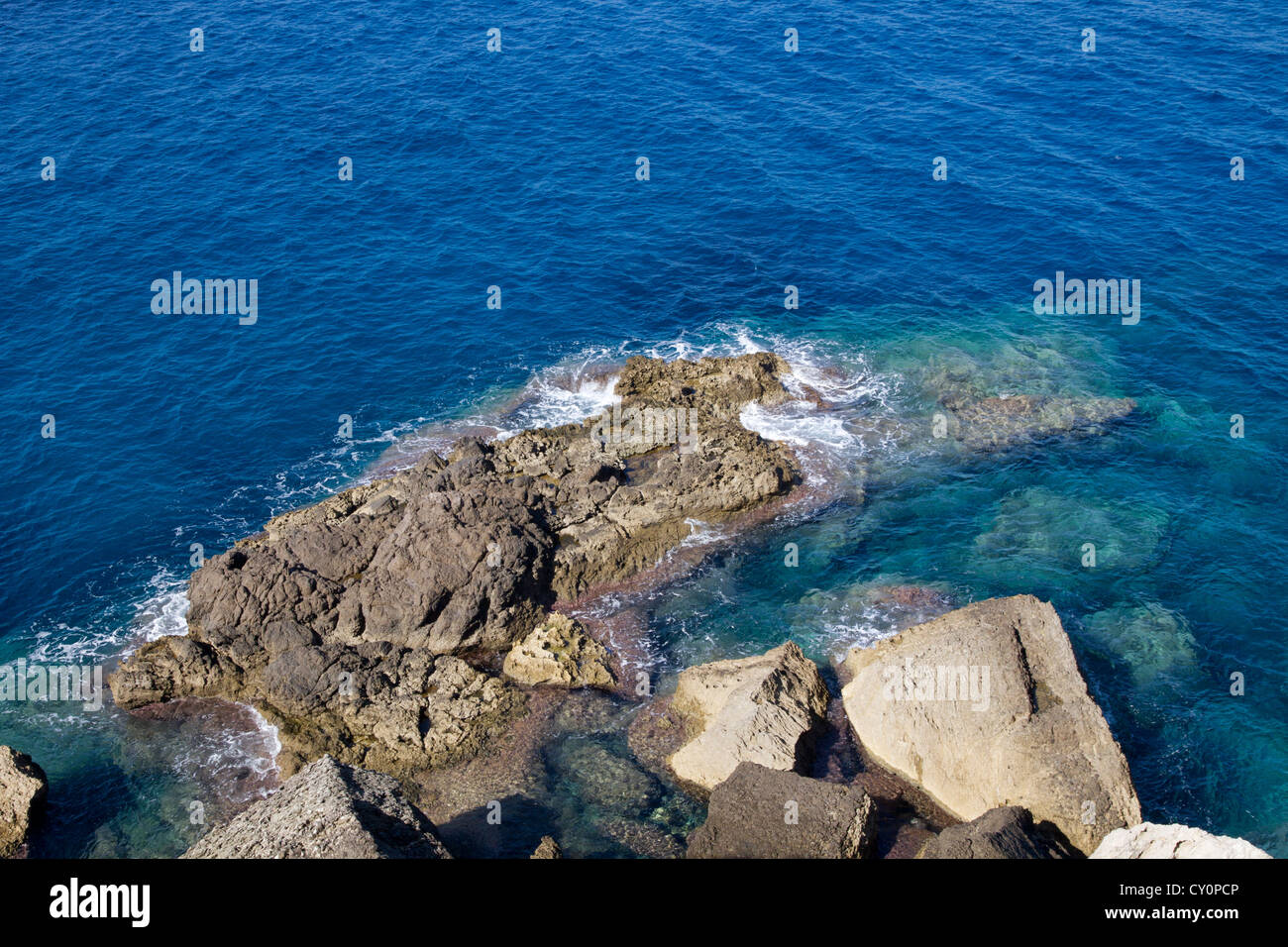 La mer Méditerranée de l'eau des roches en Banyalbufar Serra Tramuntana côte ouest de Majorque Îles Baléares Espagne Europe Banque D'Images