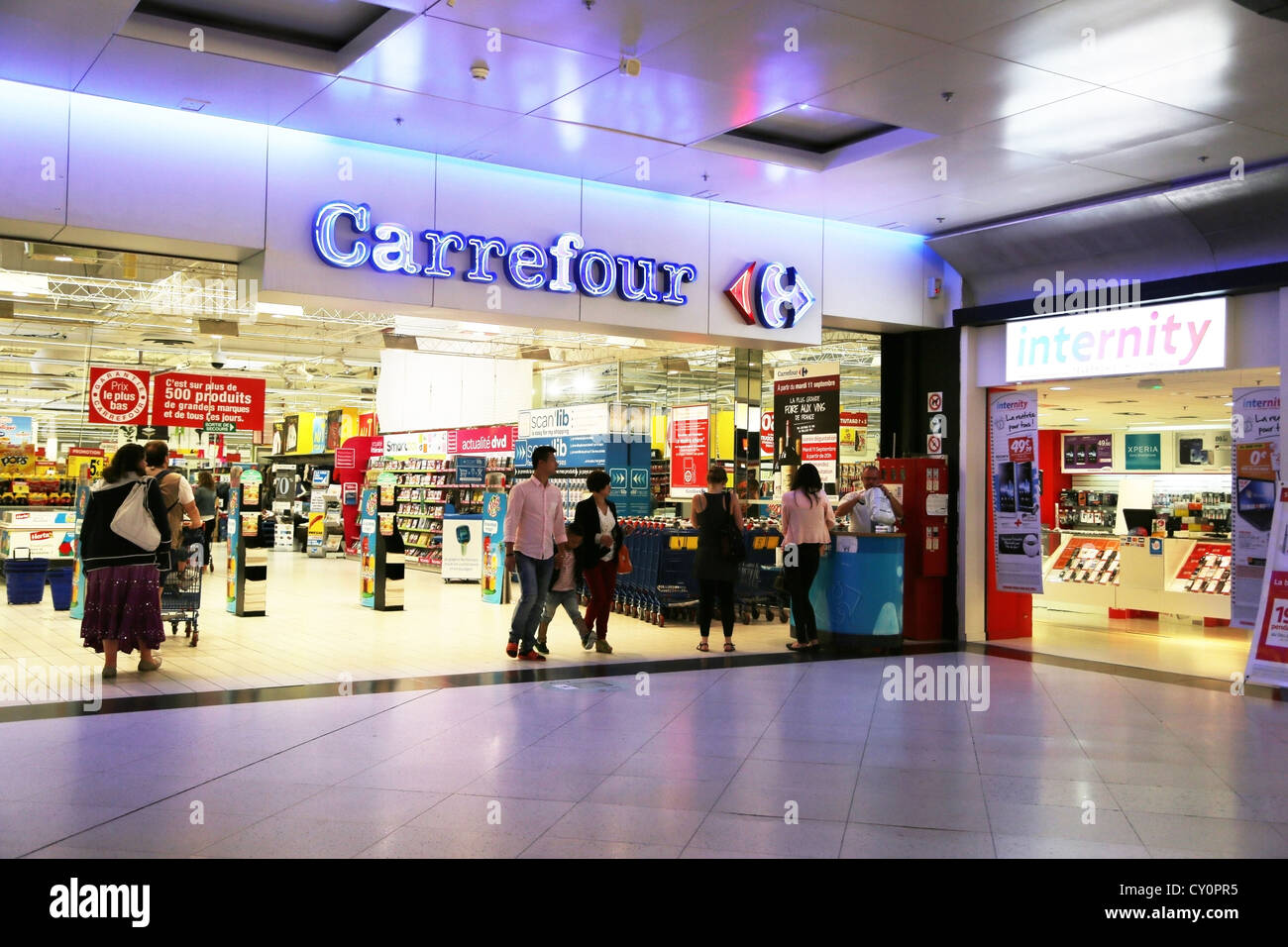 Calais France citer Europe Entrée de supermarché Carrefour Photo Stock