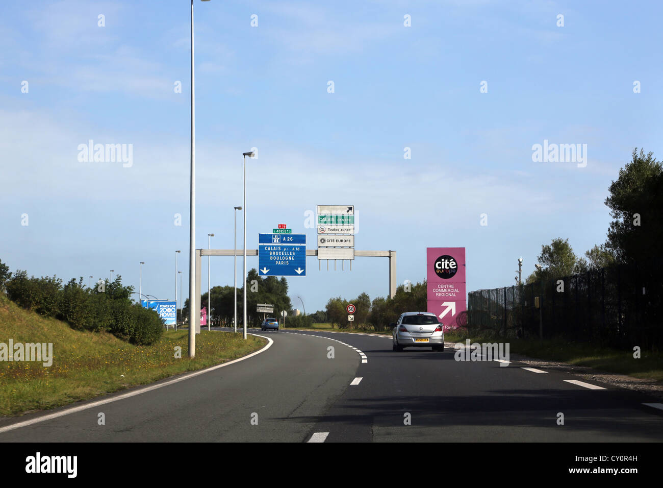 France voitures sur l'autoroute sur la route de Calais Banque D'Images