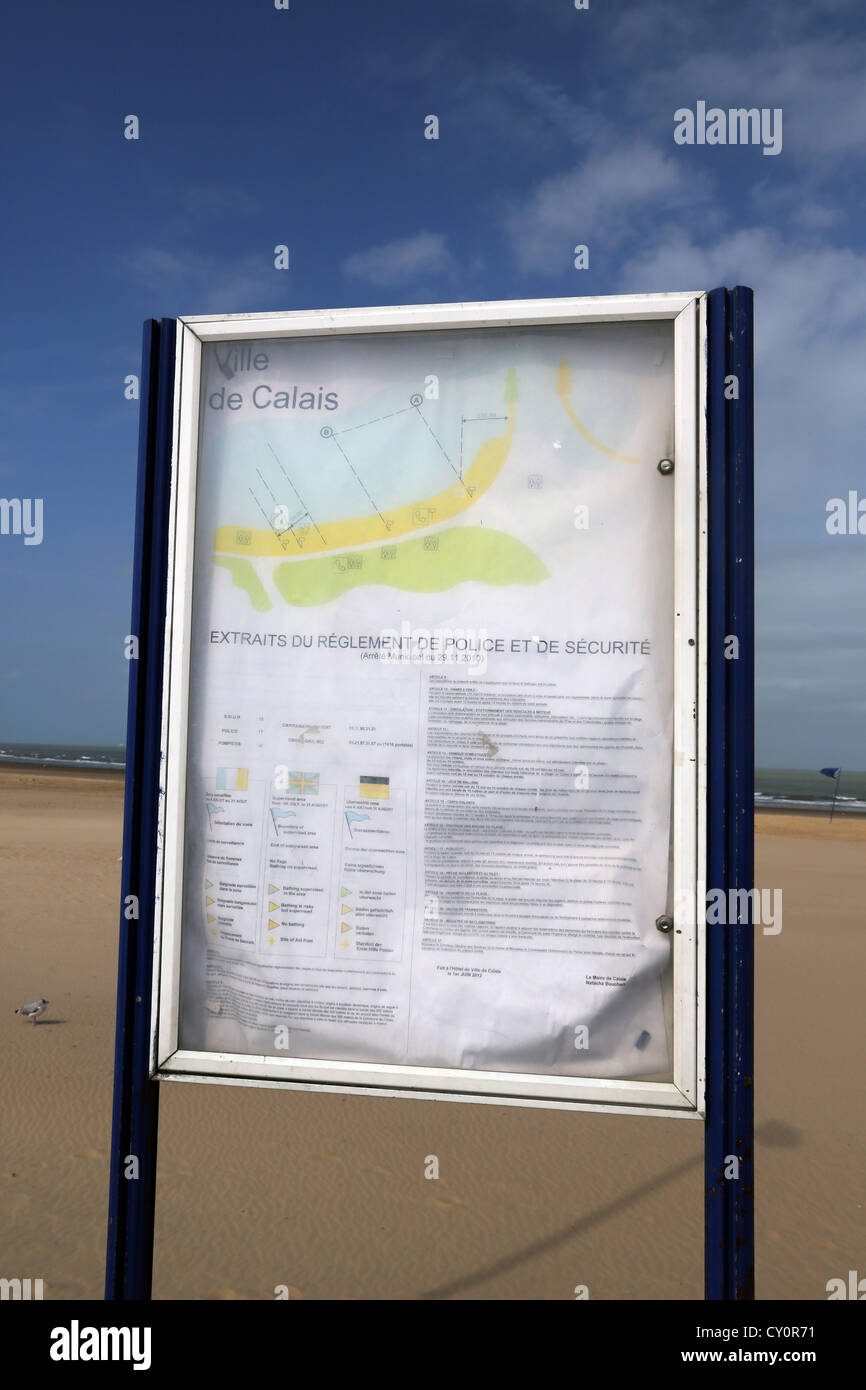 Calais France Calais Beach Sign montrant Map and Guide to Beach Drapeaux d'avertissement Banque D'Images