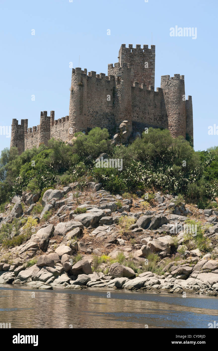 Château de Almourol debout dans une île rocheuse au milieu du Tage, le Portugal Banque D'Images