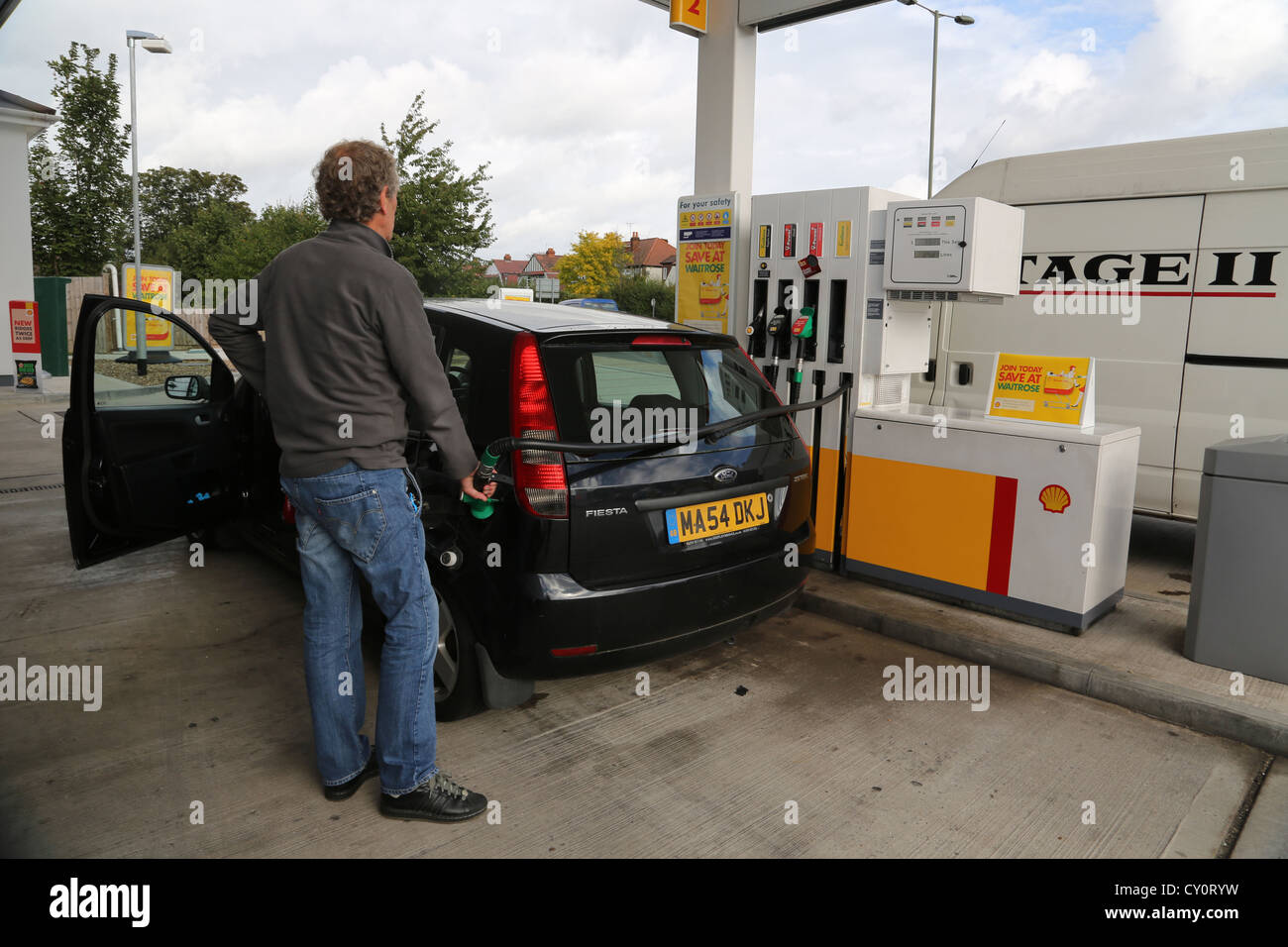La mise à niveau de Ford Fiesta avec ordinaire sans plomb aux stations d'essence Shell Angleterre Ewell Banque D'Images