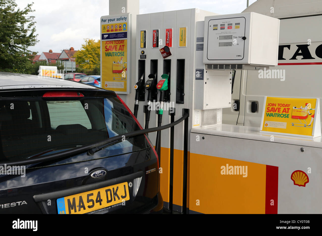 La mise à niveau de Ford Fiesta avec ordinaire sans plomb aux stations d'essence Shell Angleterre Ewell Banque D'Images