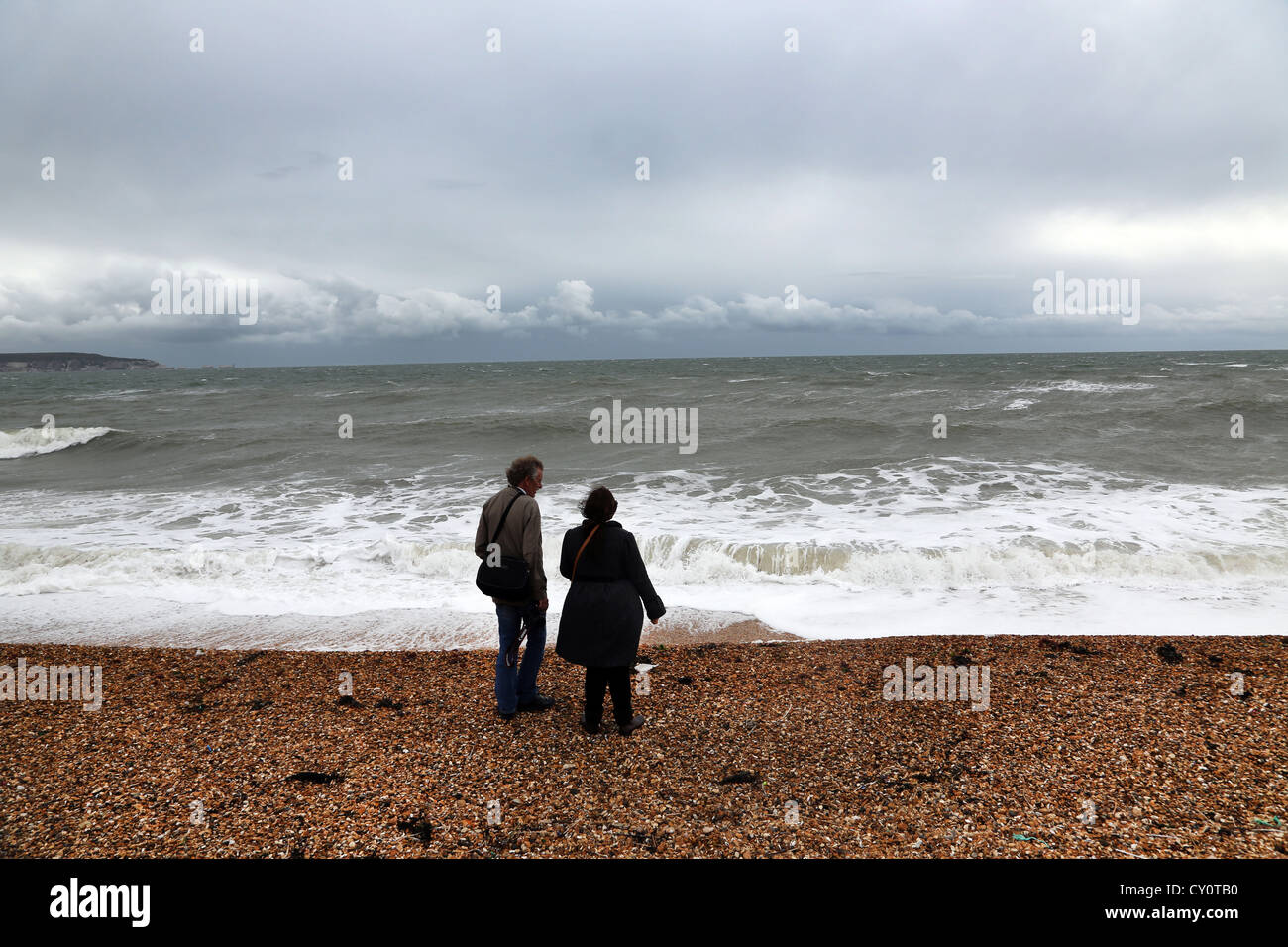 Hampshire Angleterre Mer Milford-On-père et fille sur la plage Île de Wight dans la distance Banque D'Images