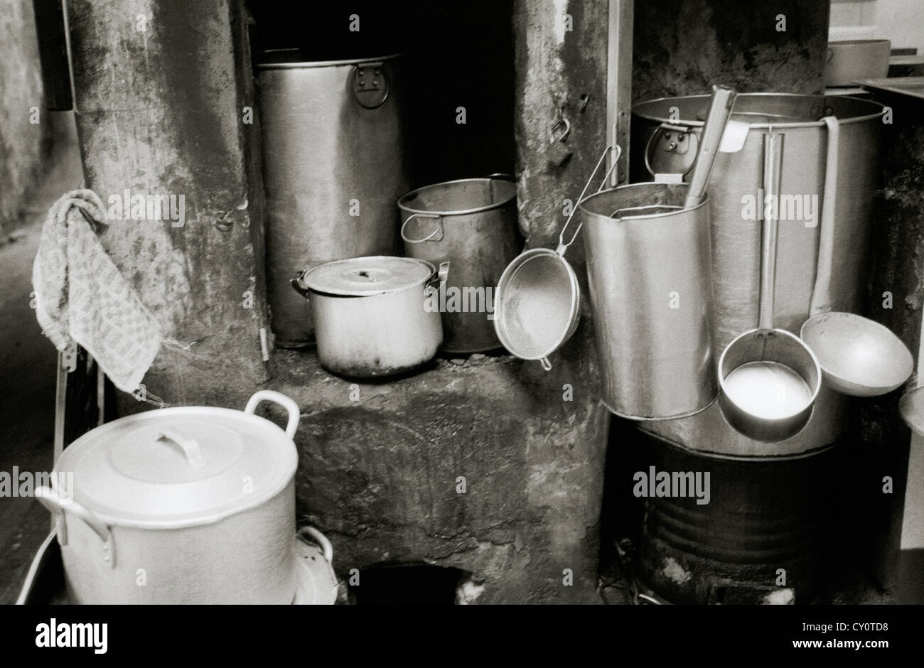 Scène de rue dans la vieille ville de Hanoï au Vietnam en Extrême-Orient asie du sud-est. L'alimentation de la vie toujours calme cuisine reportage photojournalisme wanderlust travel Banque D'Images