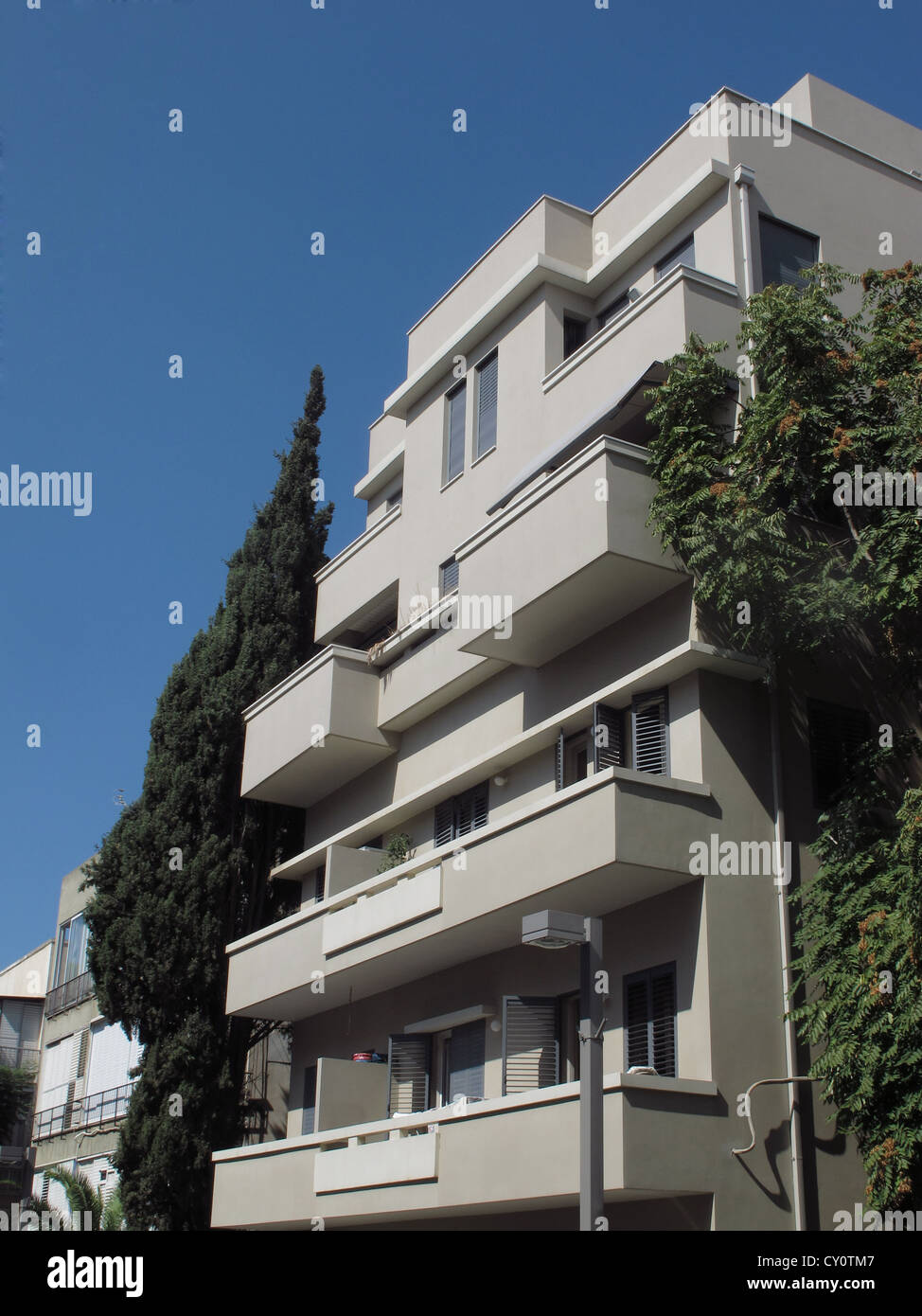 Un vieux bâtiment dans l'architecture du Bauhaus en style Hahashmonaim street centre-ville de Tel Aviv en Israël. Tel Aviv est un site classé au Patrimoine Mondial pour son architecture unique, le plus grand montant de 'International' des bâtiments de style Bauhaus dans le monde (4000). Banque D'Images
