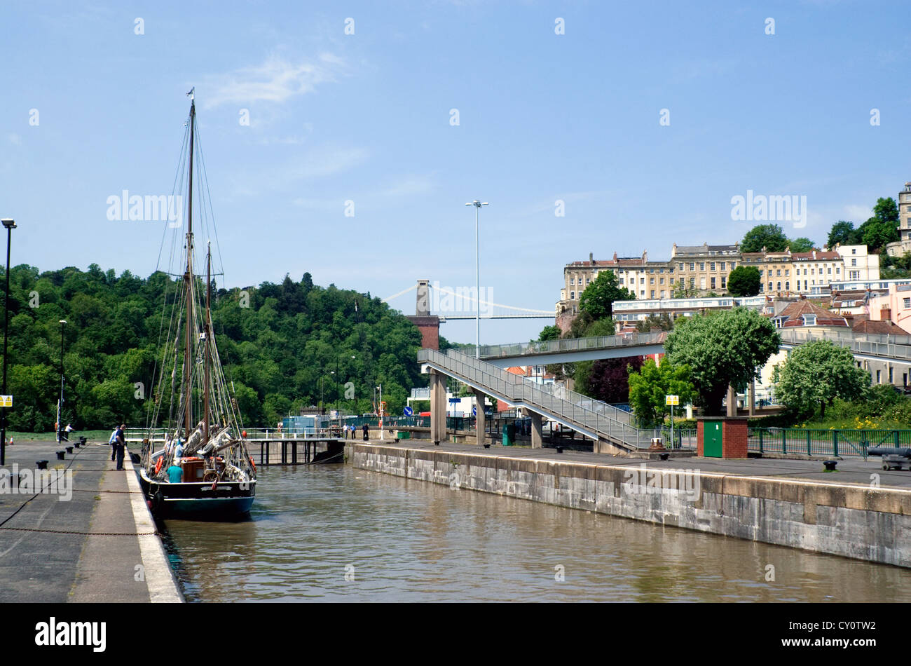 Bateau à voile en passant par le bassin de Cumberland de blocage du port de Bristol England uk flottante Banque D'Images