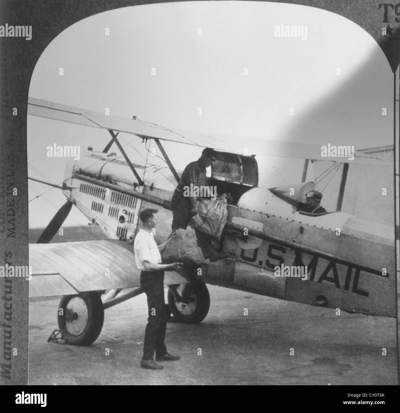 Chargement des sacs de courrier les travailleurs, United States Air Mail Avion, Cleveland, Ohio, USA, Stéréo Photo, vers 1927 Banque D'Images