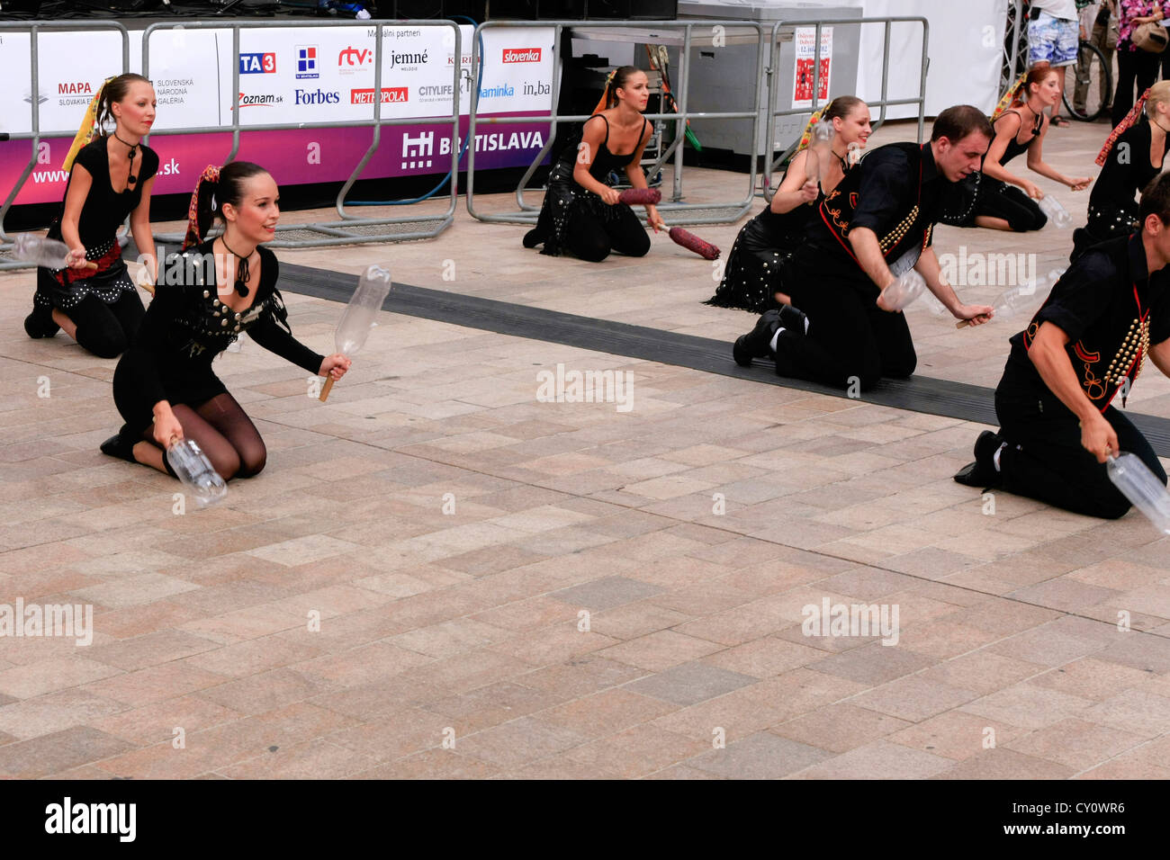 La musique folklorique et la danse moderne festival en Hlavnenam Square Bratislava Banque D'Images