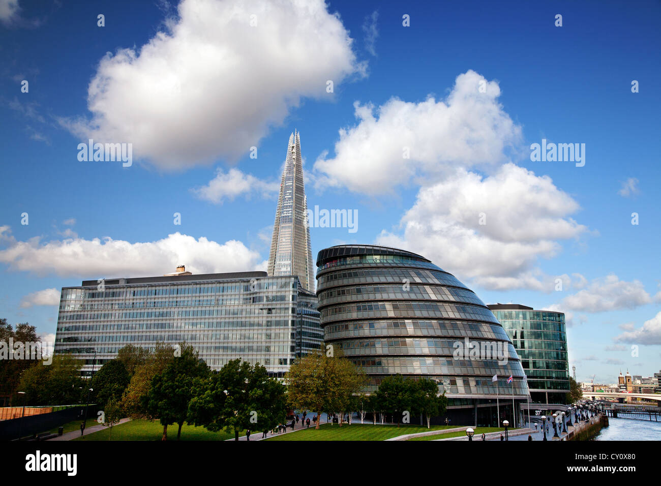 L'Angleterre. Londres. L'hôtel de ville avec le Shard building par la Tamise. Banque D'Images