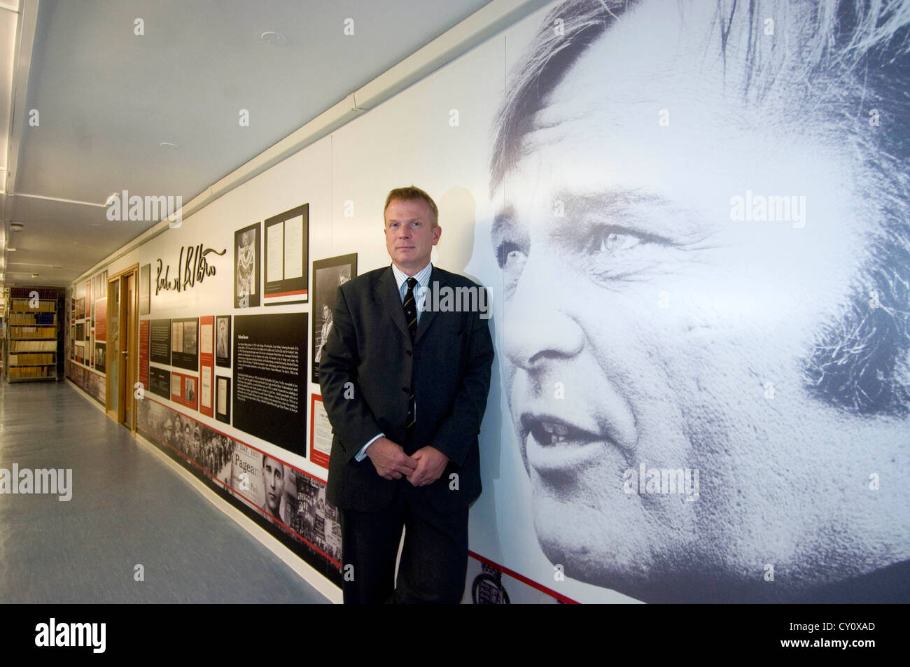 L'université de Swansea le professeur Chris Williams, qui a édité le livre des journaux de Richard Burton qui a été lancé en octobre 2012. Banque D'Images