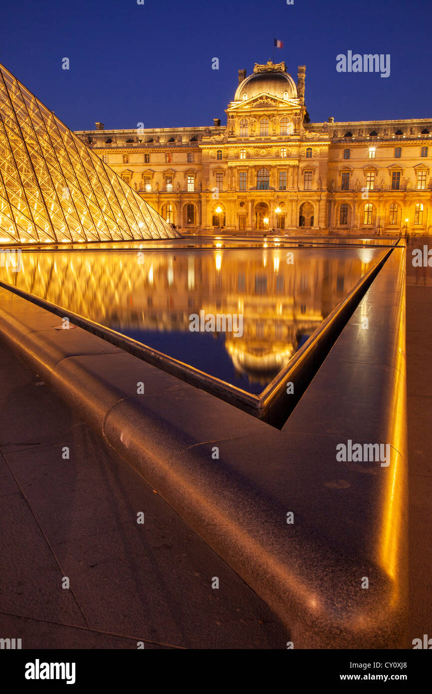 Réflexions à crépuscule Musée du Louvre, Paris France Banque D'Images