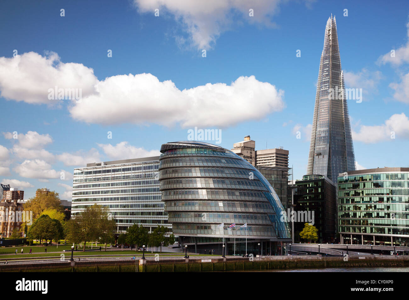 L'Angleterre. Londres. L'hôtel de ville avec le Shard building par la Tamise. Banque D'Images
