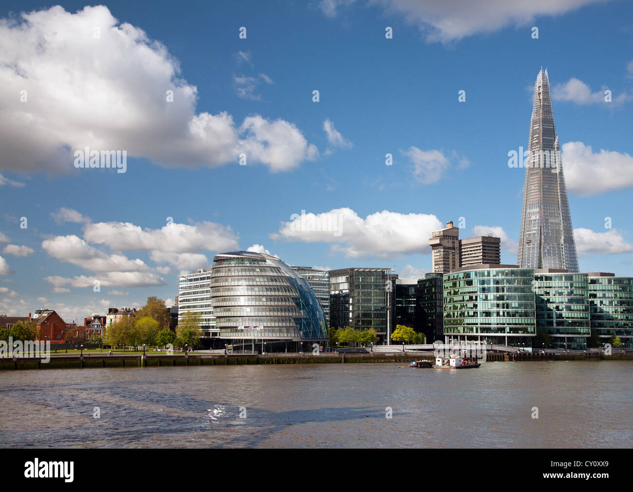 L'Angleterre. Londres. L'hôtel de ville avec le Shard building par la Tamise. Banque D'Images