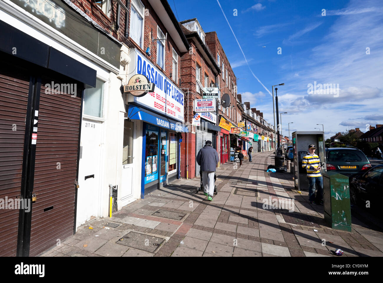 Rangée de magasins sur Deansbrook Road High Street, Mill Hill, Londres, Angleterre, Royaume-Uni. Banque D'Images