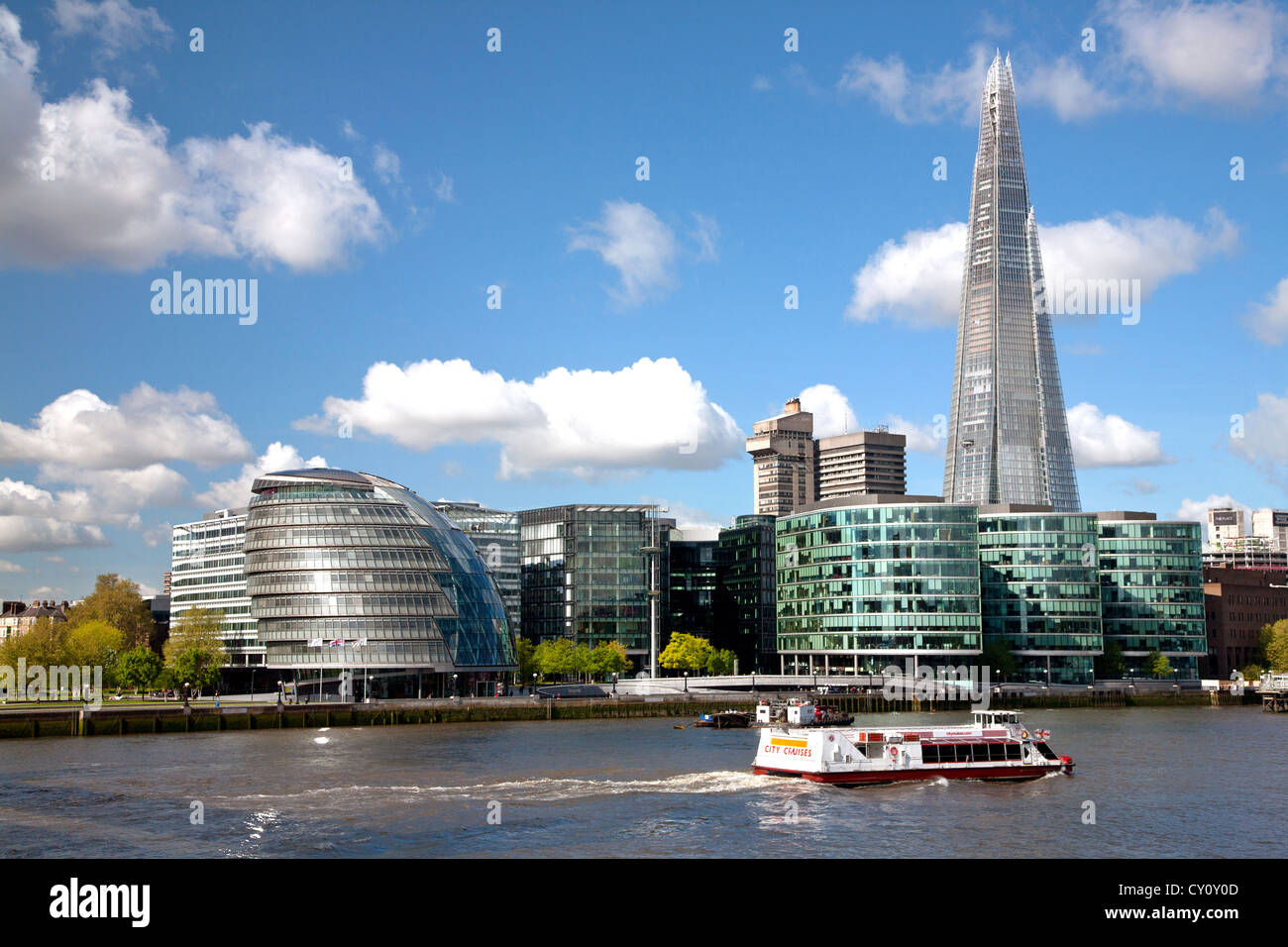L'Angleterre. Londres. L'hôtel de ville avec le Shard building par la Tamise. Banque D'Images