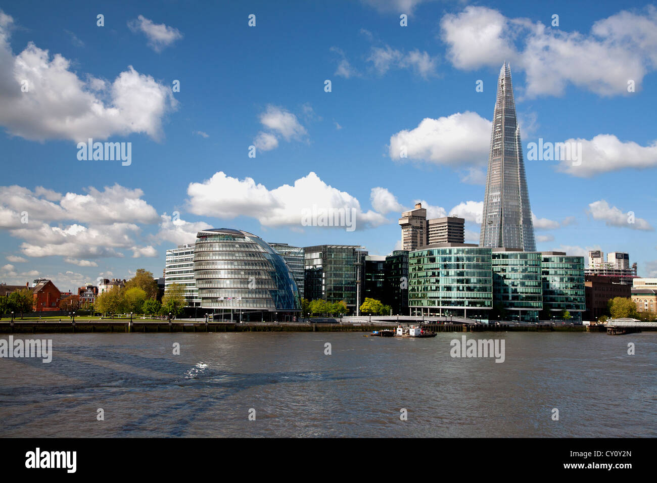 L'Angleterre. Londres. L'hôtel de ville avec le Shard building par la Tamise. Banque D'Images