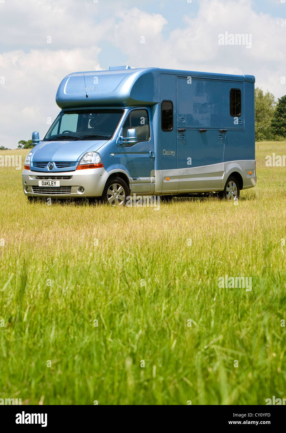 Oakley horsebox avec châssis Renault garé dans emplacement pittoresque Banque D'Images