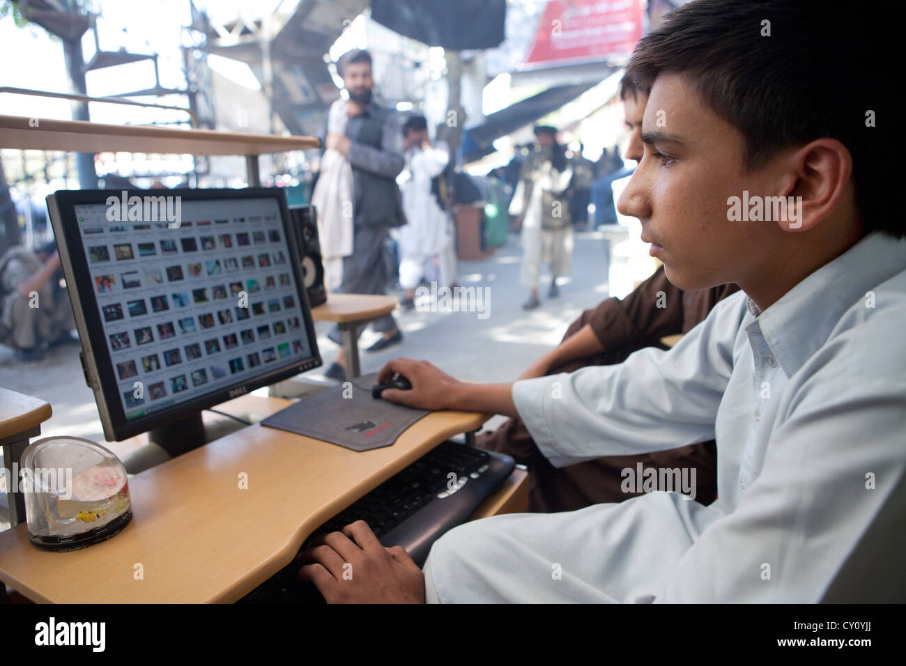 La musique et les films commerciaux à Kunduz, Afghanistan Banque D'Images