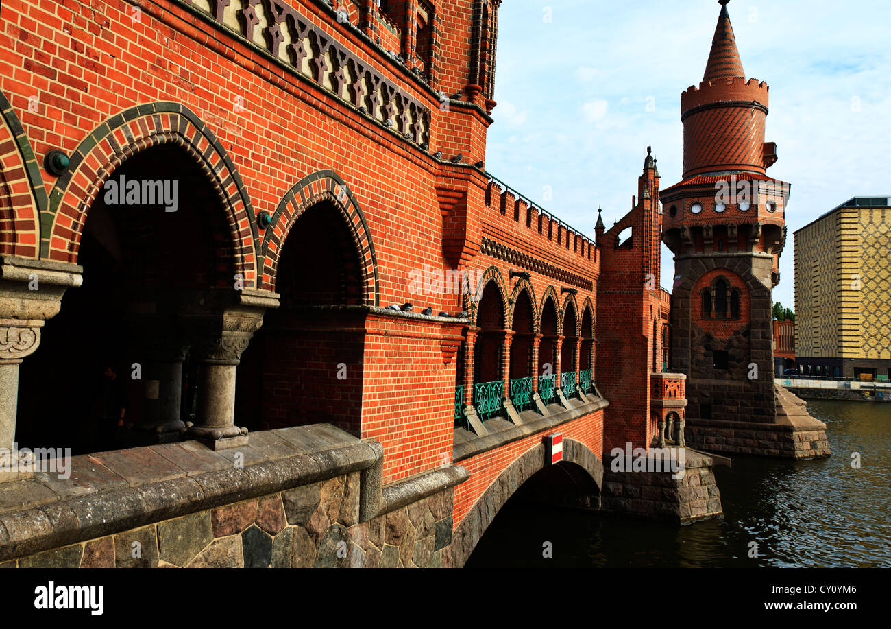 Oberbaum Bridge Berlin Allemagne. Pont sur la rivière Spree Banque D'Images