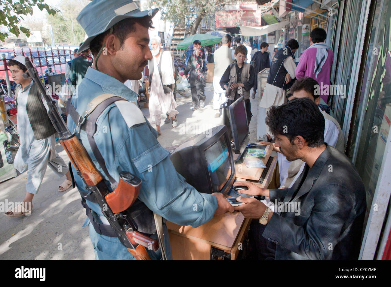 La musique et les films commerciaux à Kunduz, Afghanistan Banque D'Images