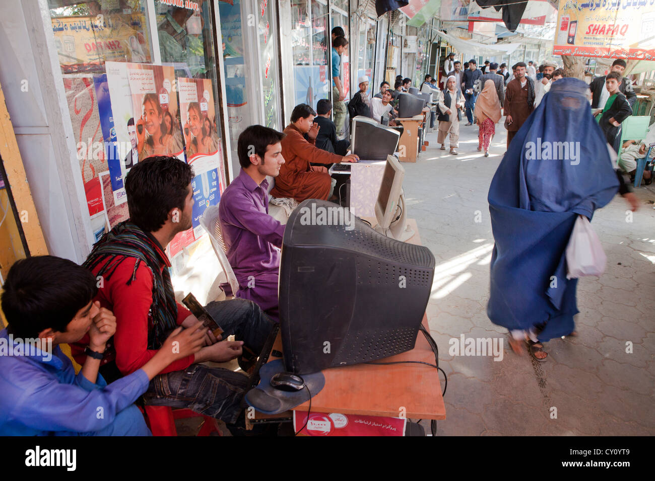 La musique et les films commerciaux à Kunduz, Afghanistan Banque D'Images