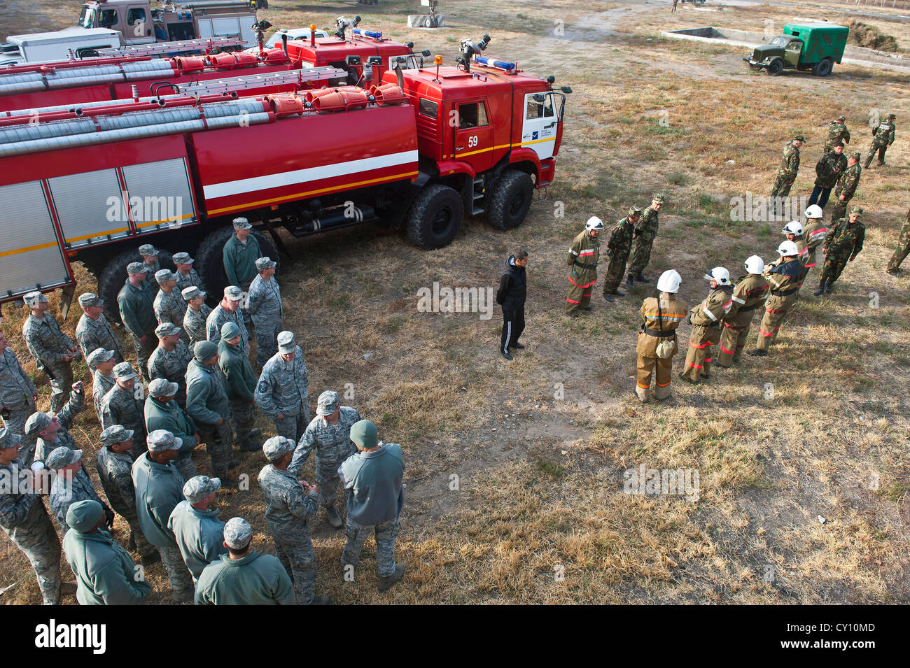 Les membres du 376e Escadron de génie civil de la Force expéditionnaire du service d'incendie et république kirghize les pompiers de l'aéroport international de manas rassembler avant d'une manifestation au centre de transit de manas, au Kirghizistan, oct. 16, 2012. La démonstration continue de renforcer le partenariat entre la République kirghize et les pompiers américains. Banque D'Images