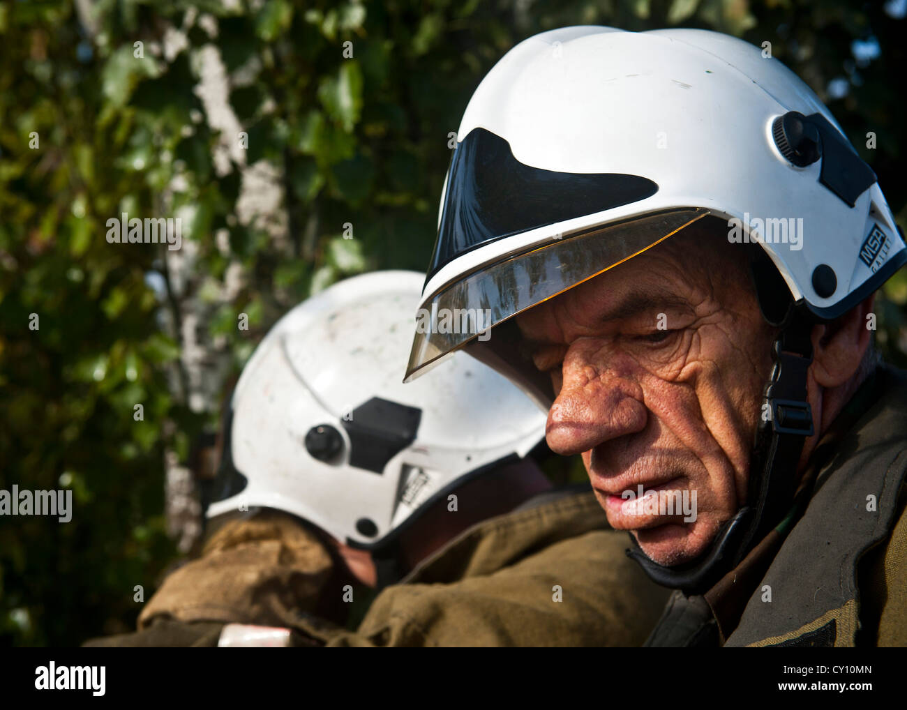 Alexey flevokavich, l'aéroport international de Manas, pompier regarde un poteau incendie au cours d'une manifestation au centre de transit de manas, au Kirghizistan, oct. 16, 2012. La démonstration incluait une course à obstacles, répondant à un feu contrôlé et un échange de matériel entre les États-Unis et les pompiers kirghize. La démonstration continue de renforcer le partenariat entre la République kirghize et 376e Escadron de génie civil expéditionnaire les pompiers. Banque D'Images