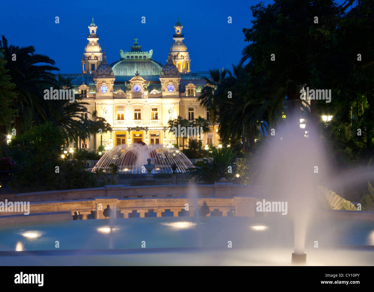 Casino de Monte Carlo avec fontaine en premier plan au crépuscule, Principauté de Monaco Côte d'Azur Banque D'Images