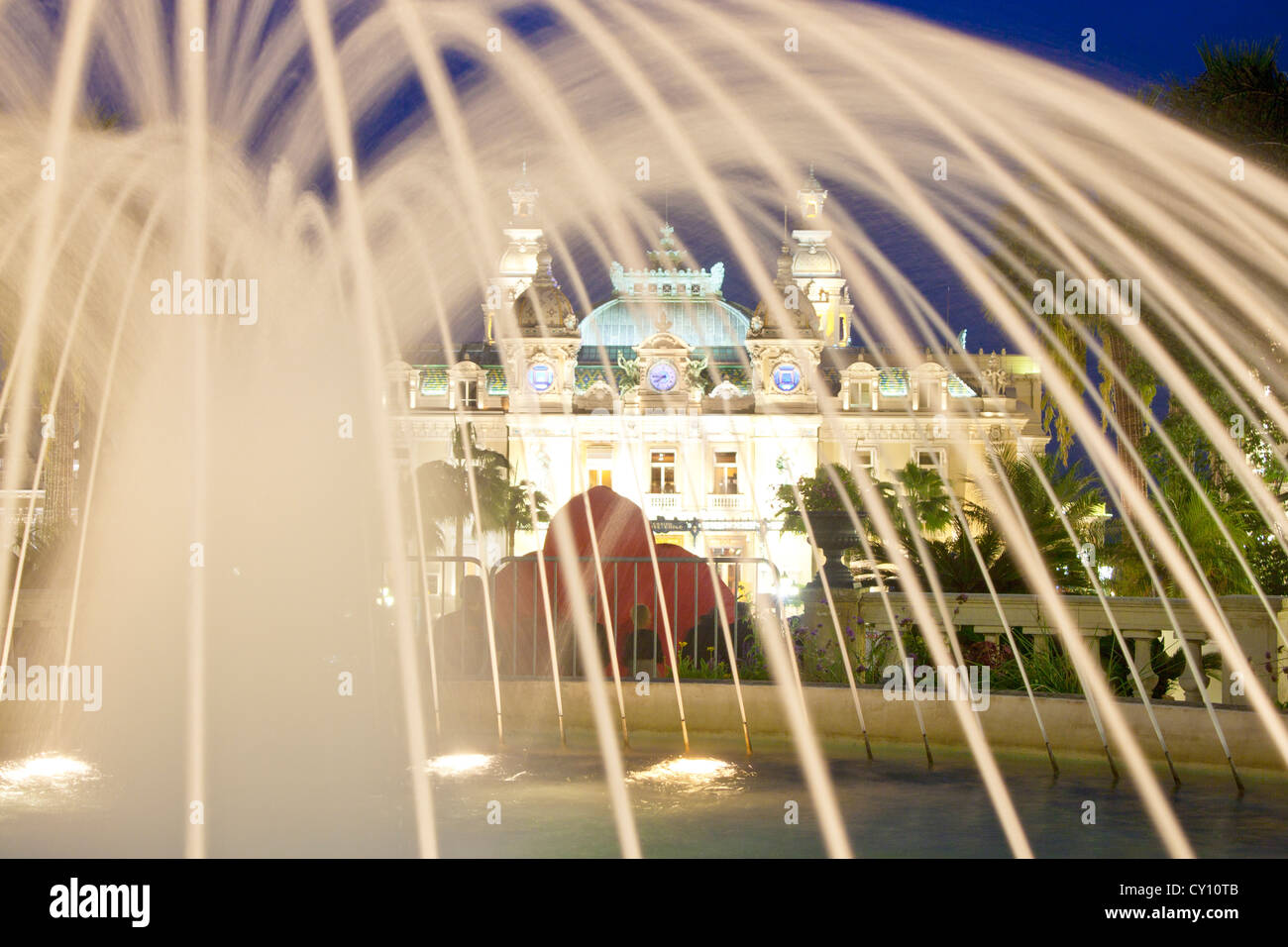 Casino de Monte Carlo vu par fontaine au crépuscule, Principauté de Monaco Côte d'Azur Banque D'Images