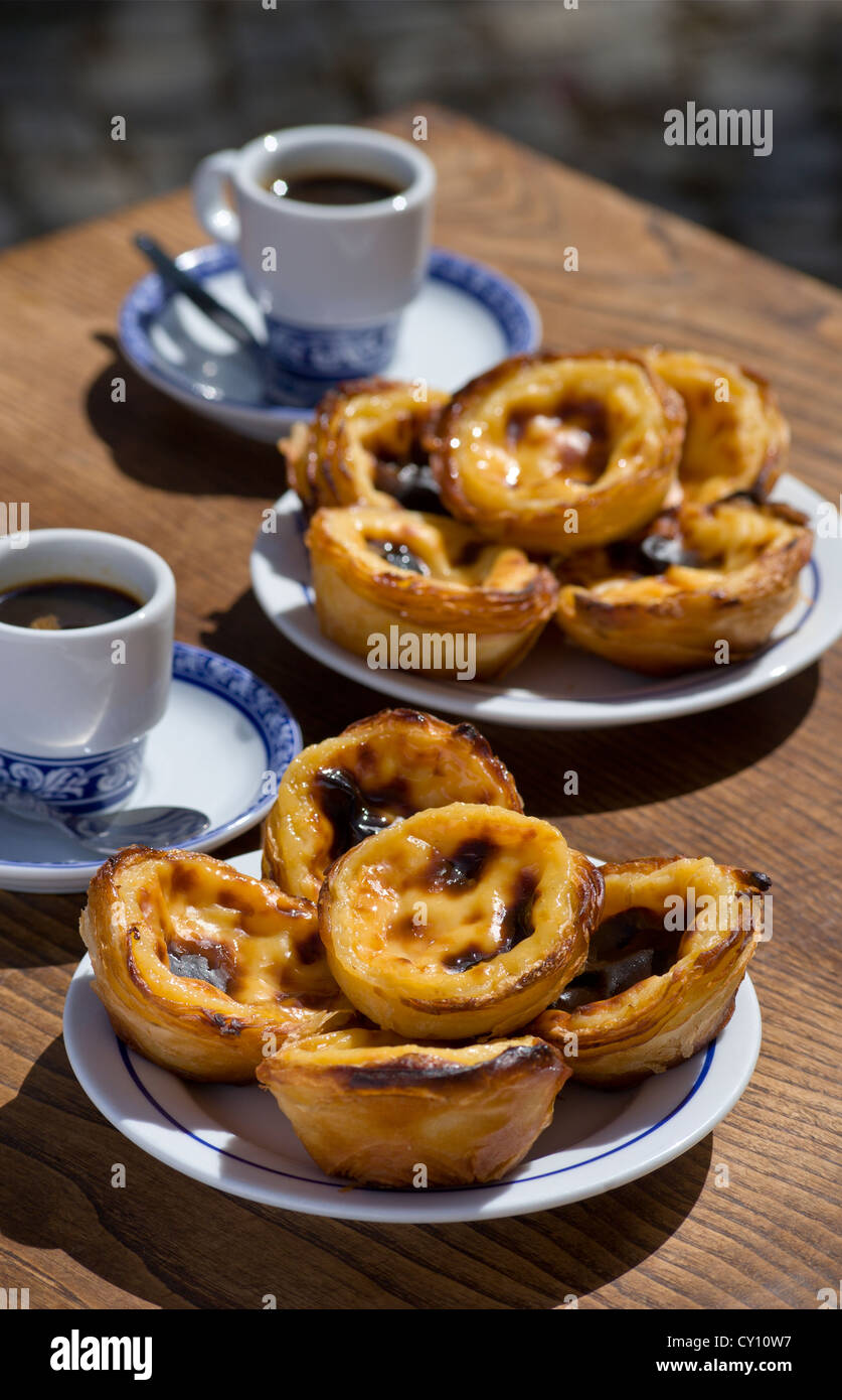 Pasteis de nata ou Pasteis de Belem, tartes à la crème, sur une table de café en plein air avec des cafés bica, Belém, Lisbonne, Portugal Banque D'Images