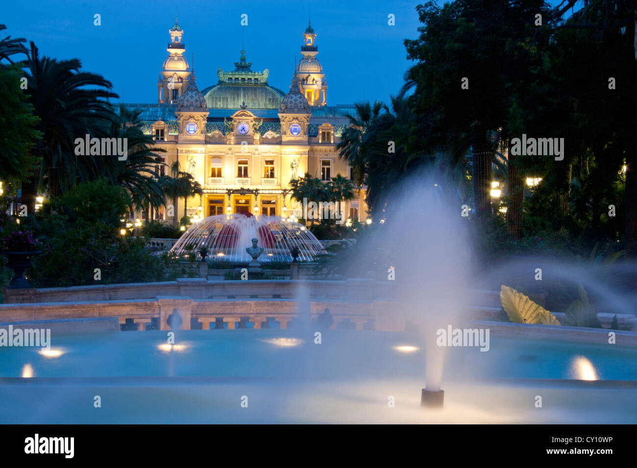 Casino de Monte Carlo avec fontaine en premier plan au crépuscule, Principauté de Monaco Côte d'Azur Banque D'Images