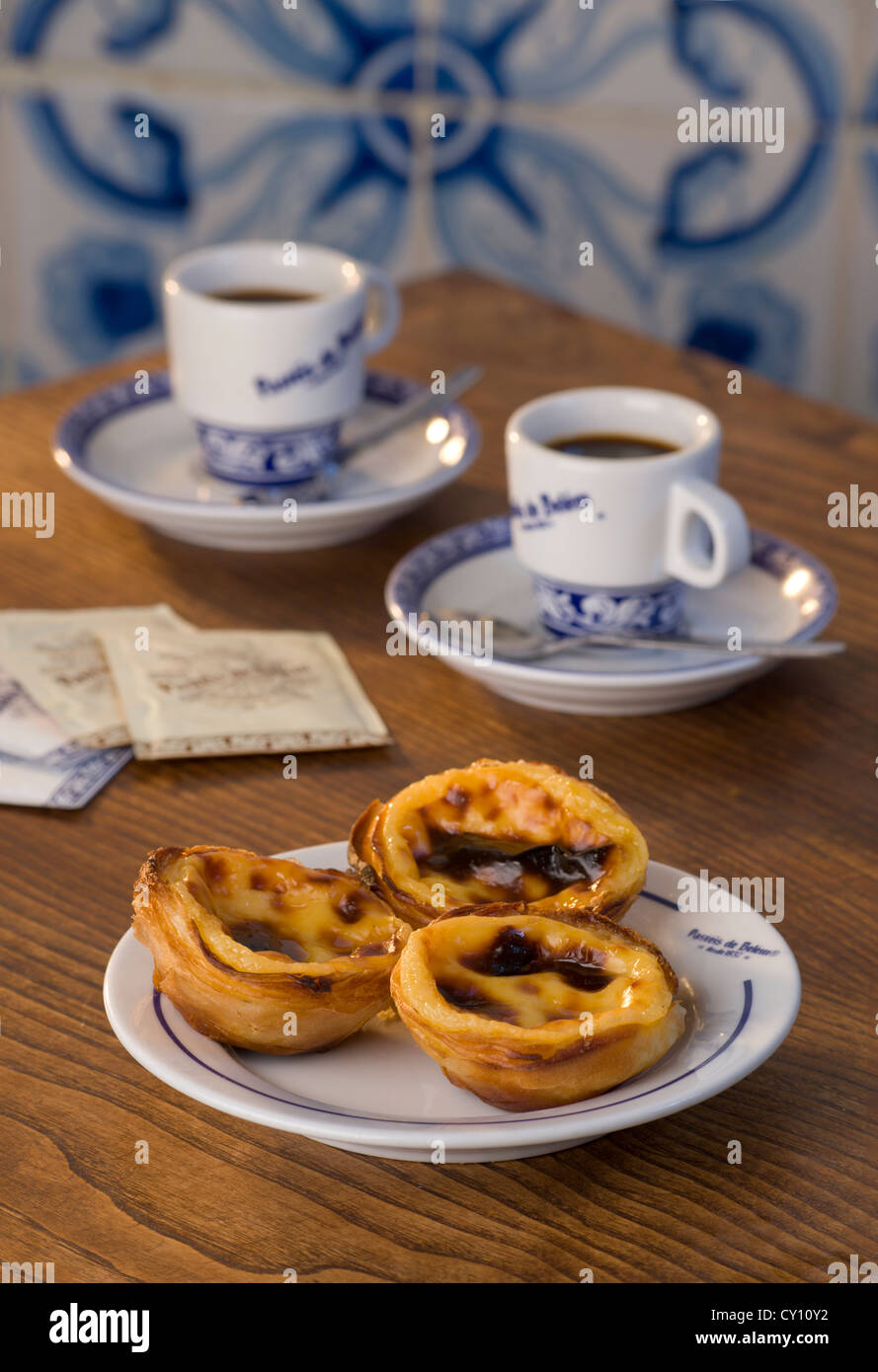 Pasteis de nata ou Pasteis de Belem, tartes à la crème, sur une table de café avec du café bica, Belém, Lisbonne, Portugal Banque D'Images