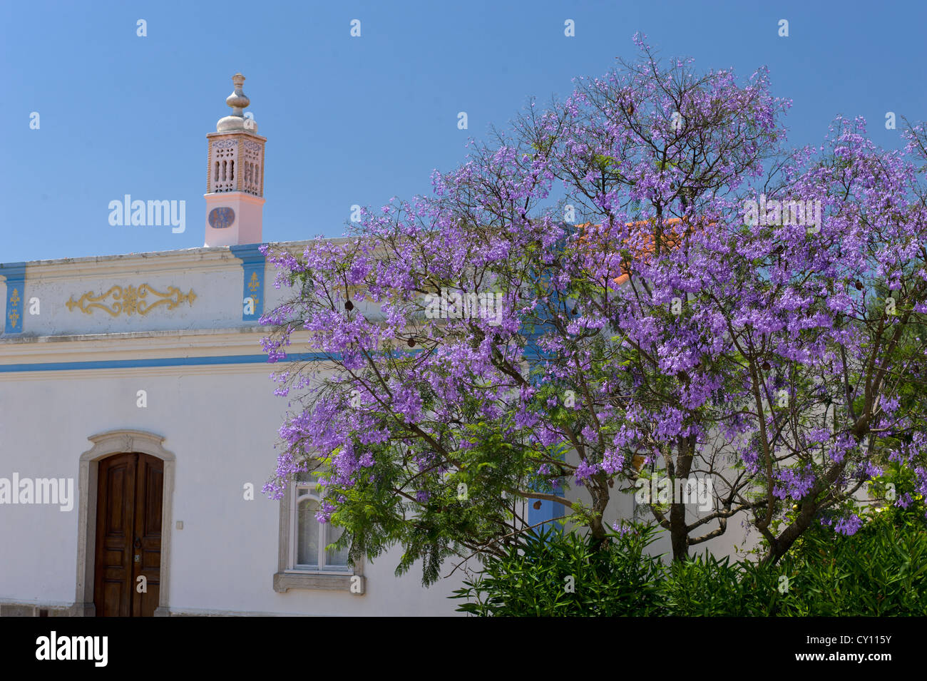 Le Portugal, l'Algarve, une cheminée ornementale et Jacaranda tree in flower Banque D'Images