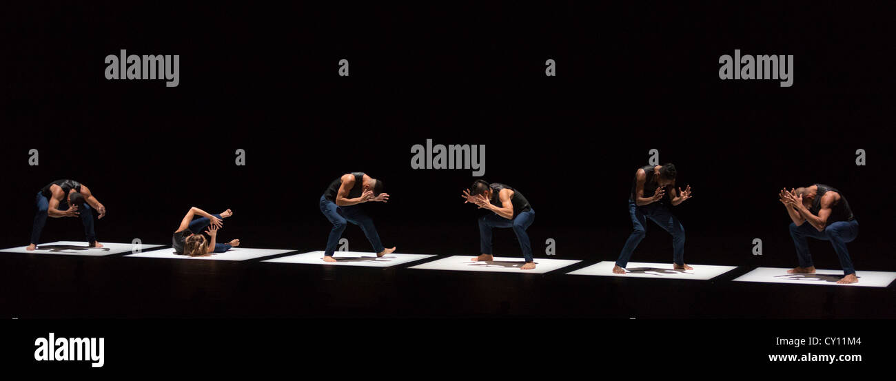 Cedar Lake performing ballet contemporain triolet au Sadler's Wells Theatre, Londres. Banque D'Images