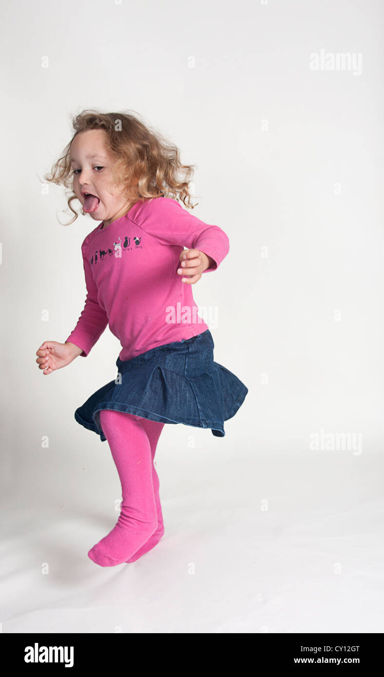 Petite fille danser, sauter, jouer Banque D'Images