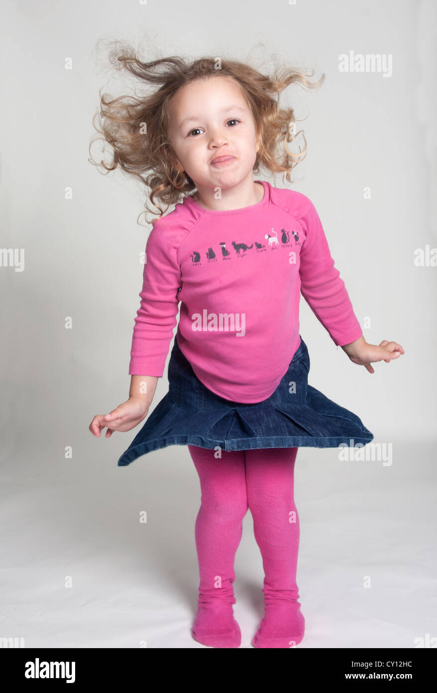 Petite fille danser, sauter, jouer Banque D'Images