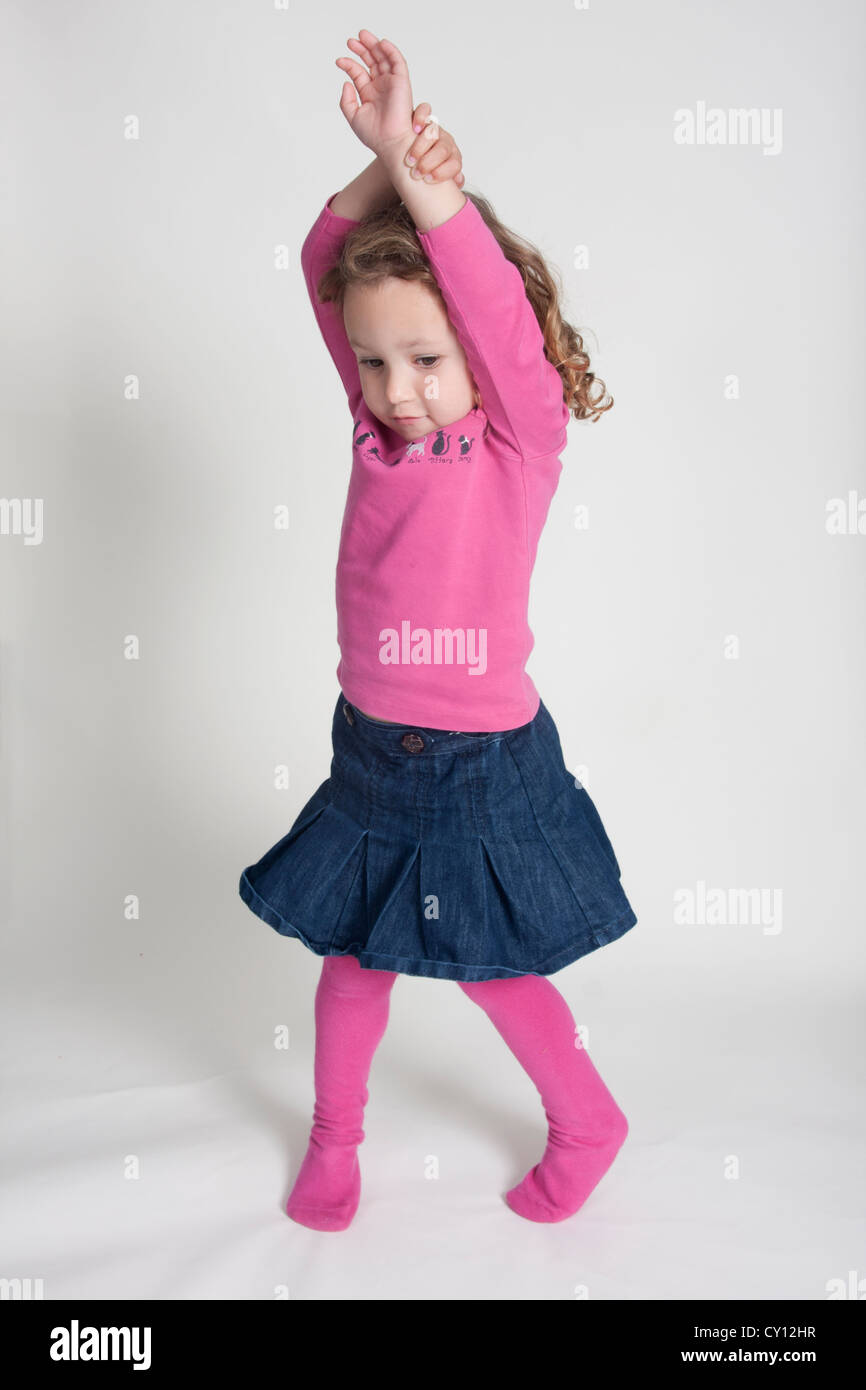 Petite fille danser, sauter, jouer Banque D'Images