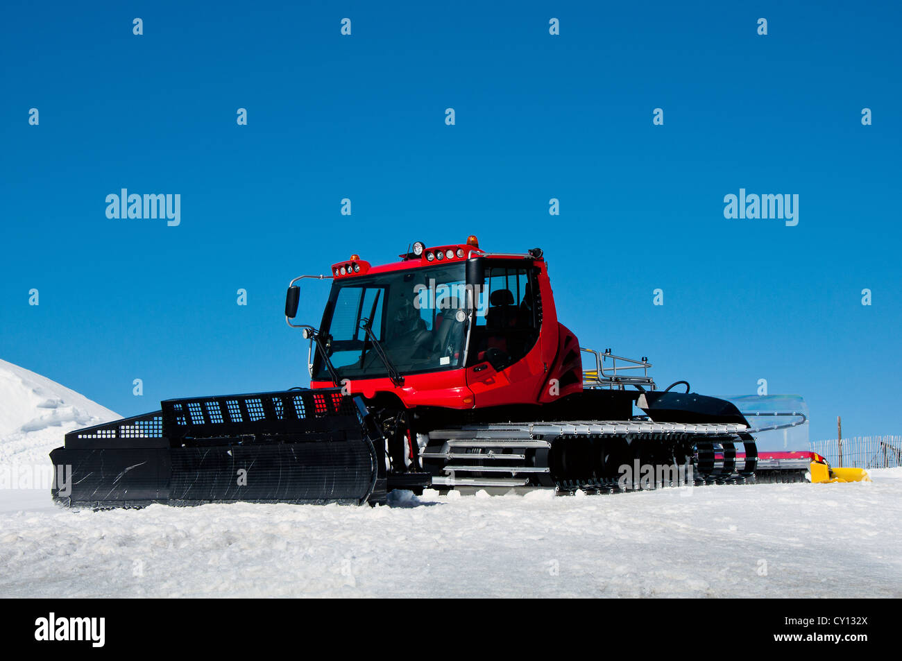 Crawler ratrack près de route de ski dans les Pyrénées, l'Andorre Banque D'Images