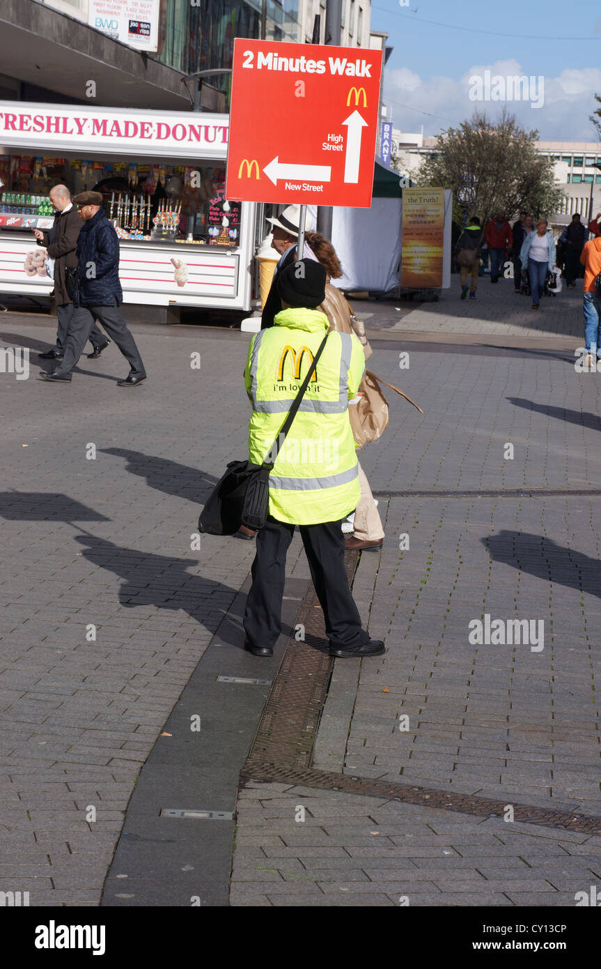 Man holding mcdonalds signer à Birmingham uk Banque D'Images