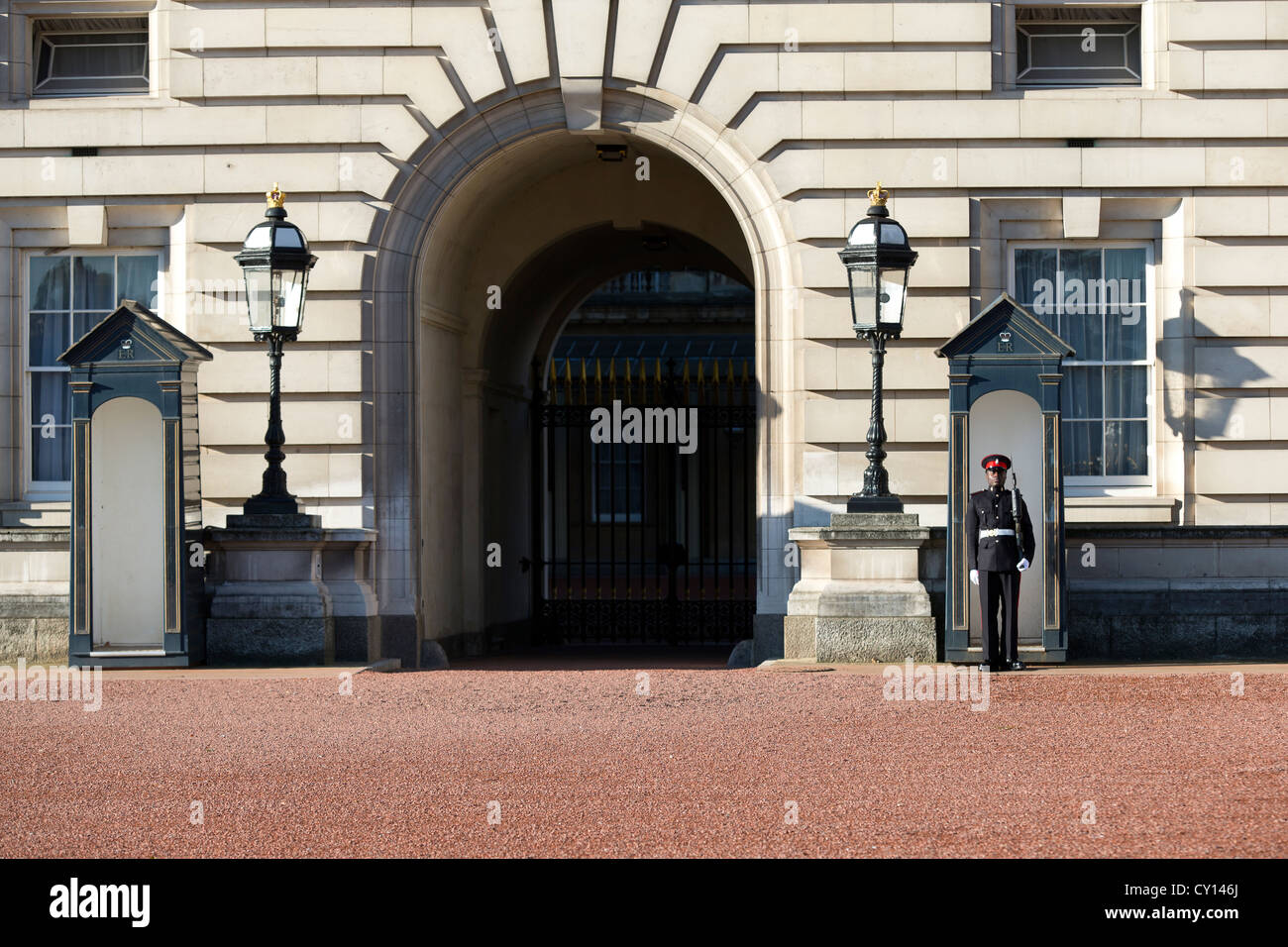 Garde côtière canadienne dans une guérite à l'extérieur de Buckingham Palace, The Mall, Londres, Angleterre, Royaume-Uni. Banque D'Images