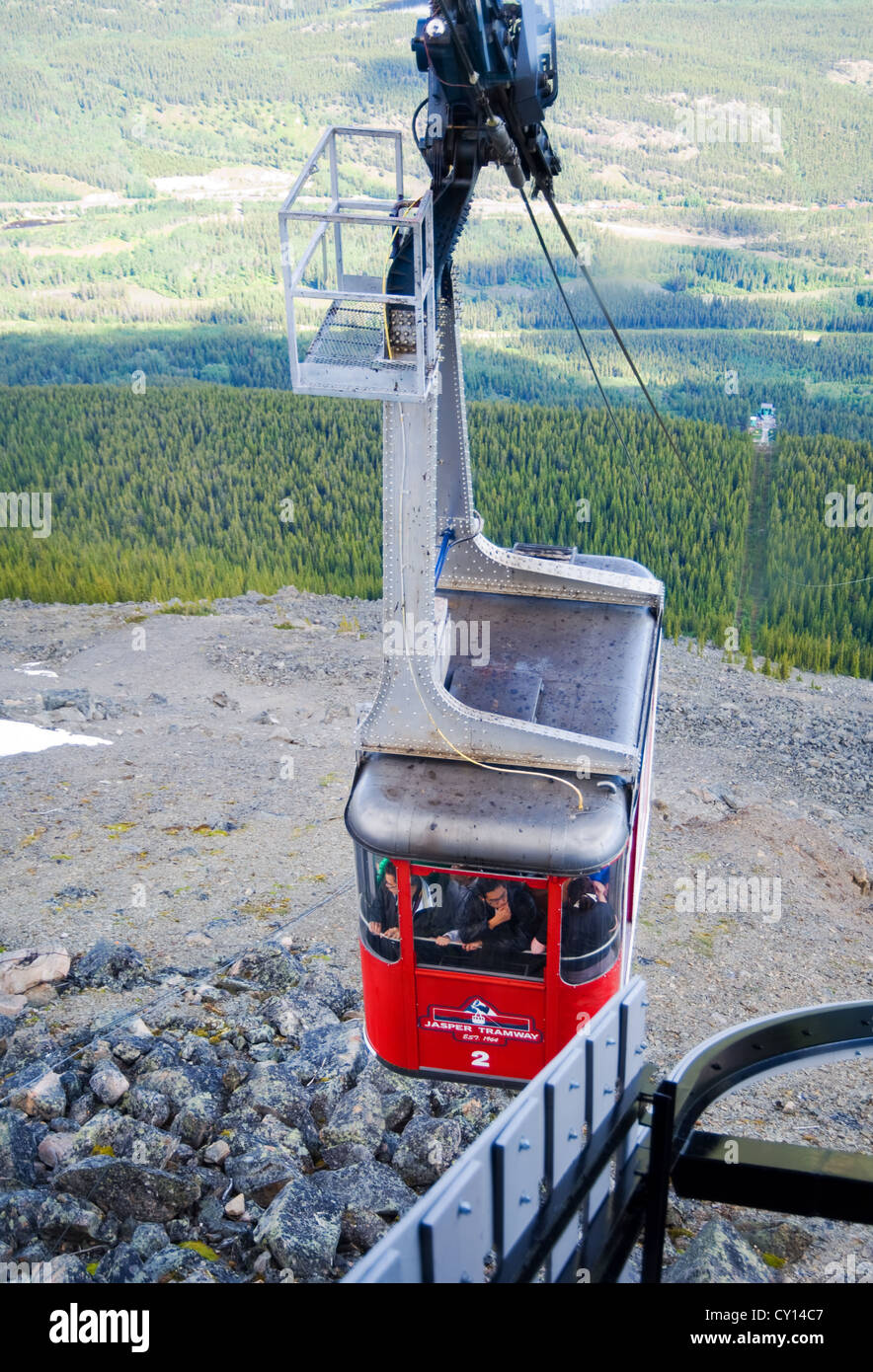 Cabine tramway arrivant en haut de la montagne, Jasper National Park, Alberta, Canada Banque D'Images Cabine tramway arrivant en haut de la montagne, Jasper National Park, Alberta, Canada Banque D'Images