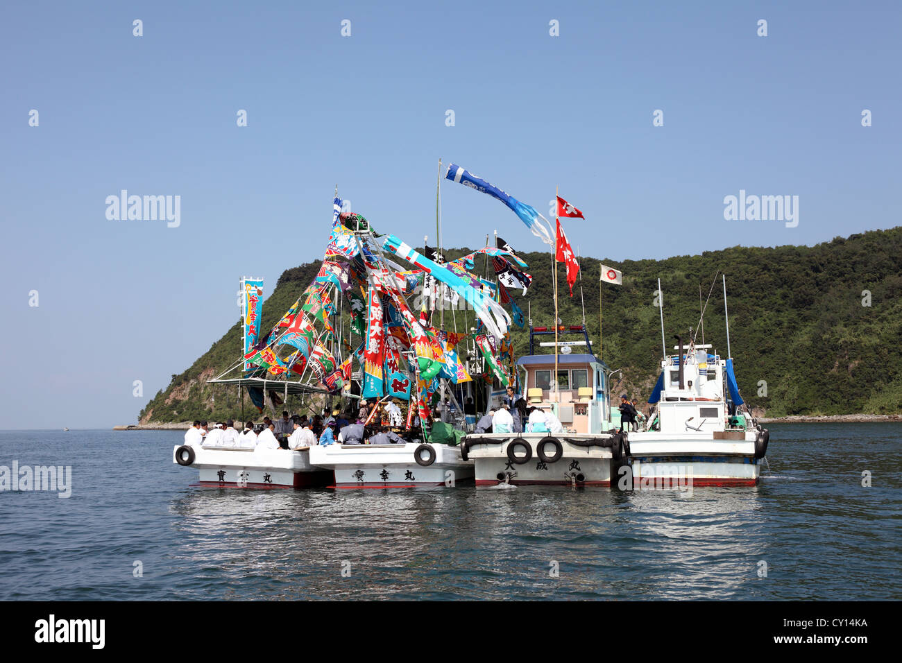 Bateau de pêche, joliment décorées de drapeaux nautiques Banque D'Images