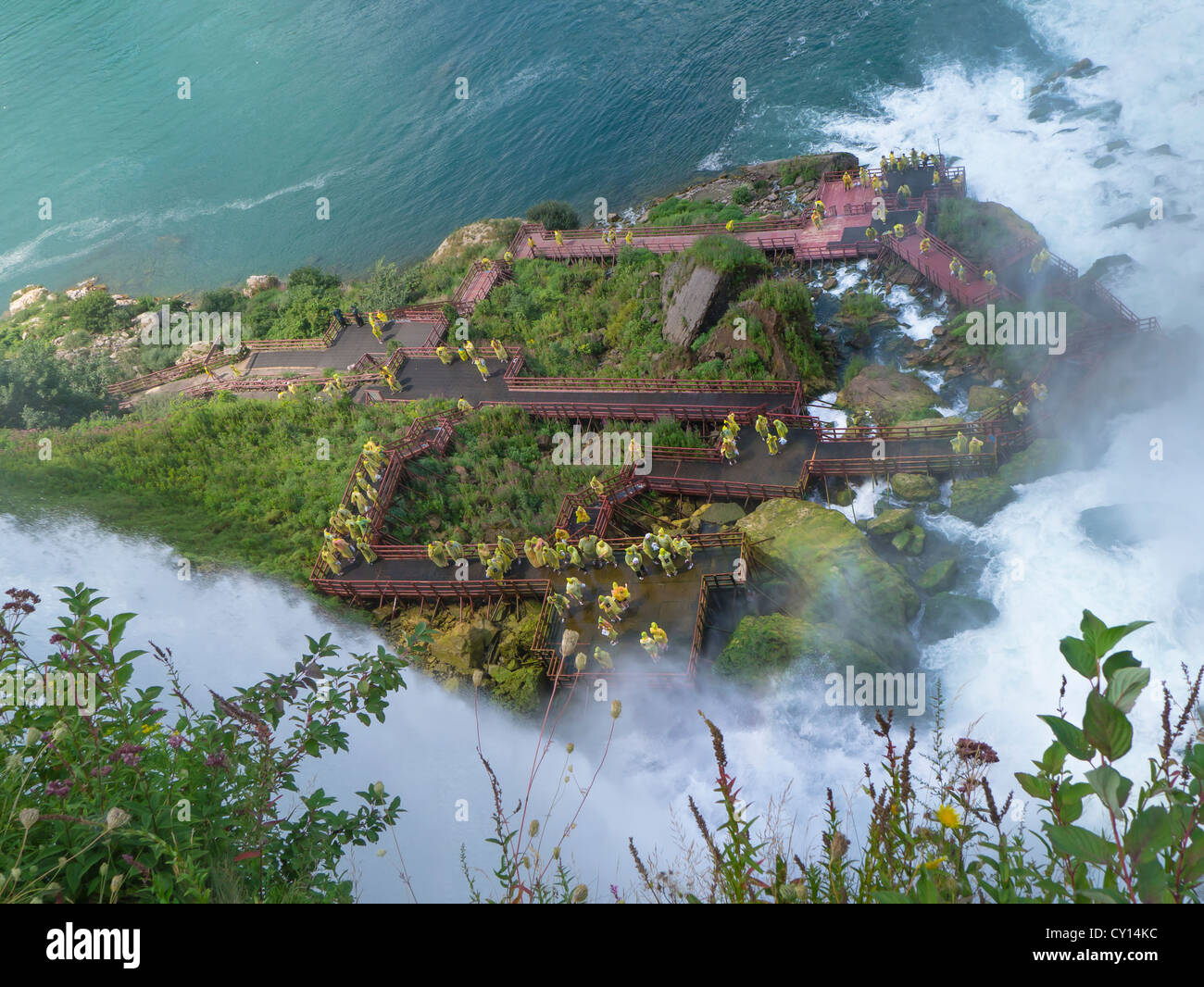 Les touristes sur les cavernes des vents les allées au-dessous de la voile Bridel Falls à Niagara Falls New York Banque D'Images